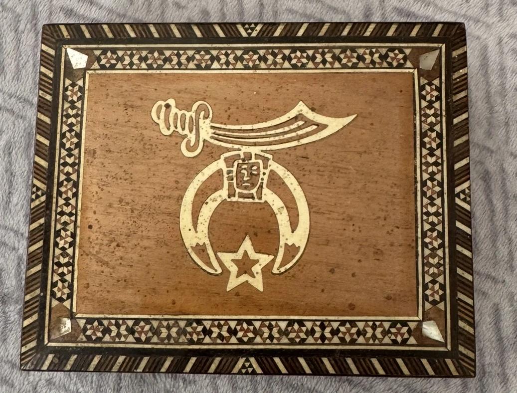 Belle boîte à bijoux en bois 