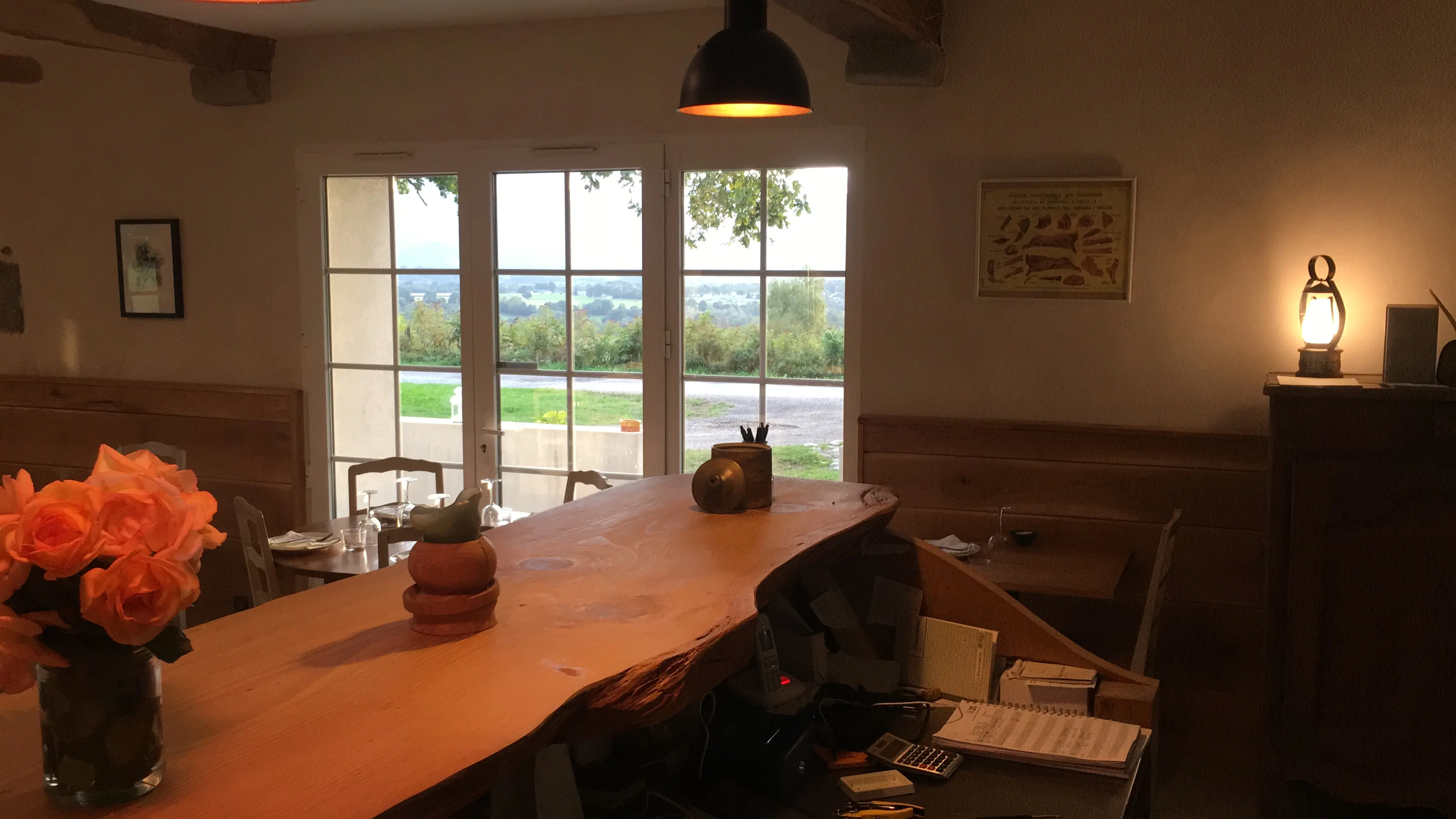 2 apéritifs et une bouteille de vin 