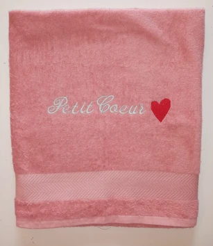 une serviette de bain brodée